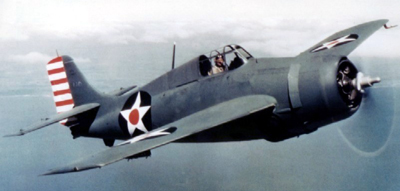 F4F Wildcat avec les marquages en vigueur au début du second conflit mondial : étoile blanche avec le rond rouge au centre et bandes rouges et blanches dur la dérive