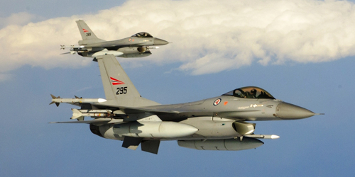 deux F-16 norvÃ©giens en vol en formation en Ã©chelon refusÃ©